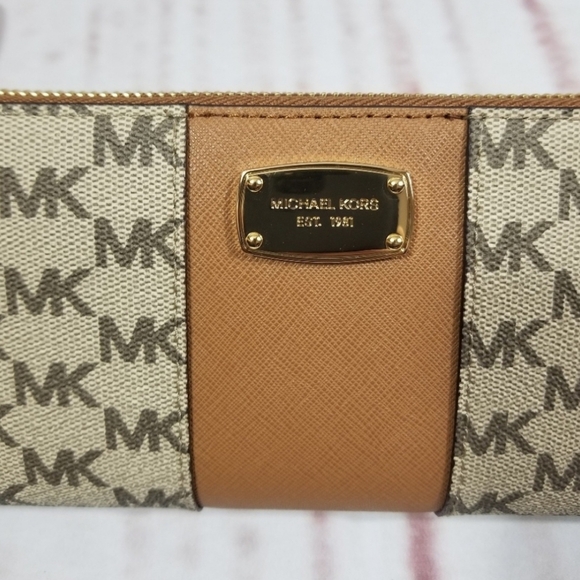 MICHAEL KORS Jet Set LG Pkt Tote w/Matching Wallet - Picture 7 of 8